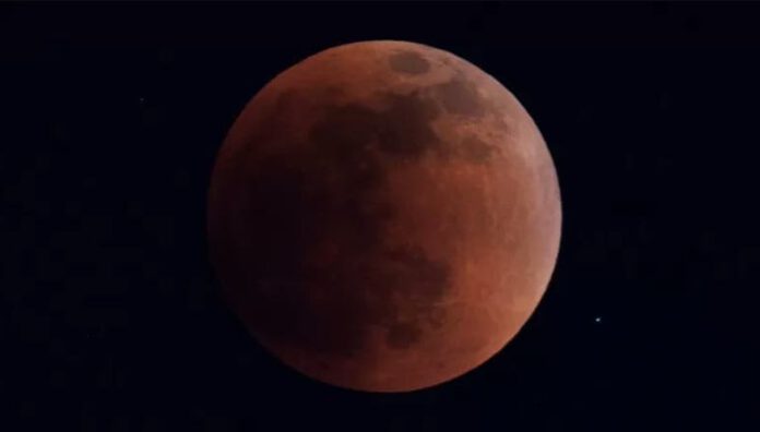 superluna-de-sangre:-asi-se-vio-la-luna-tenida-de-rojo