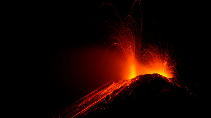 ¡gran-explosion-y-rios-de-lava!-intensa-erupcion-del-volcan-etna-es-captada-en-video-–-uno-tv-noticias