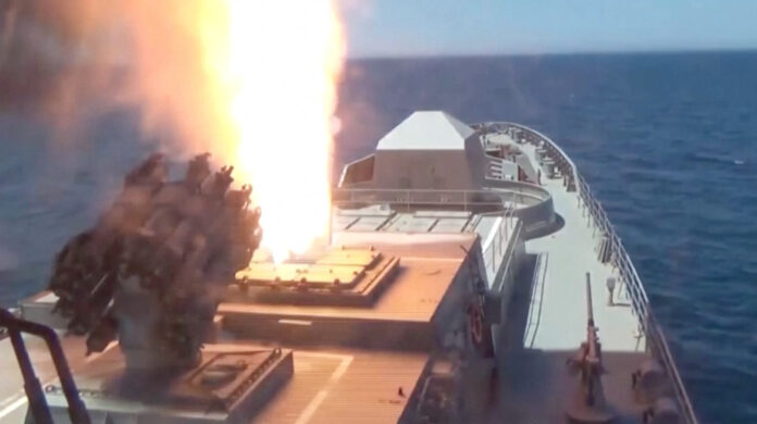 ¡bombardeo-desde-el-imponente-mar!-asi-mando-misiles-rusia-a-ucrania-y-destruyo-su-armamento-–-uno-tv-noticias