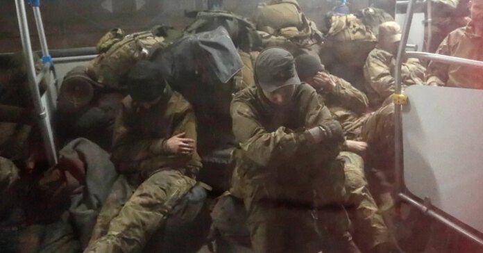 un-total-de-2.439-combatientes-ucranianos-que-resistian-en-la-planta-de-azovstal-fueron-apresados-por-los-rusos-–-infobae-america