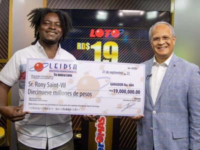 haitiano-que-gano-la-loto-recibe-su-premio