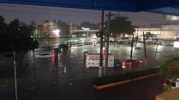 inundaciones-provocaron-virtual-colapso-de-la-capital-dominicana