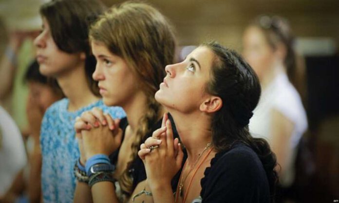 informe:-orar-beneficia-la-salud-mental-de-los-jovenes