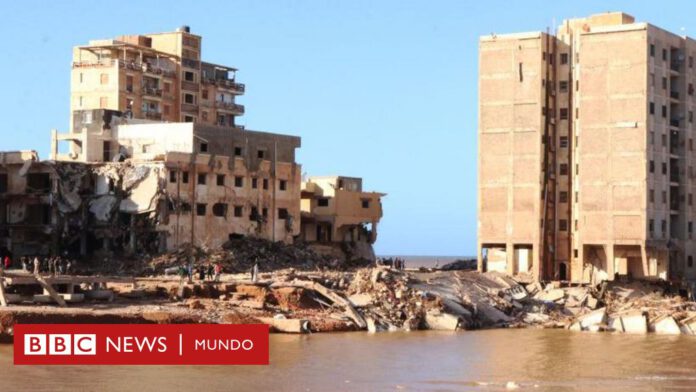 “solo-hay-escombros-y-cadaveres”:-las-dificiles-labores-de-rescate-en-derna,-la-ciudad-mas-afectada-por-las-inundaciones-en-libia